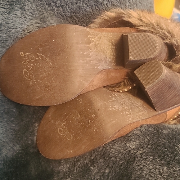 Shoes - Picture 5 of 8